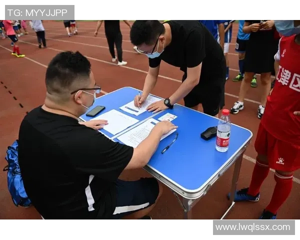 聚焦当代足球运动员成长历程与竞技精神全面发展的探索之旅新篇章