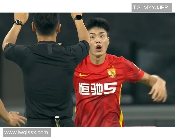 郑智从绿茵场到教练席展现中国足球精神与责任担当